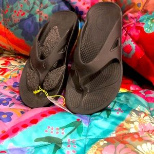 Oofos originals, womens 10 mens size 8. New with tags.
